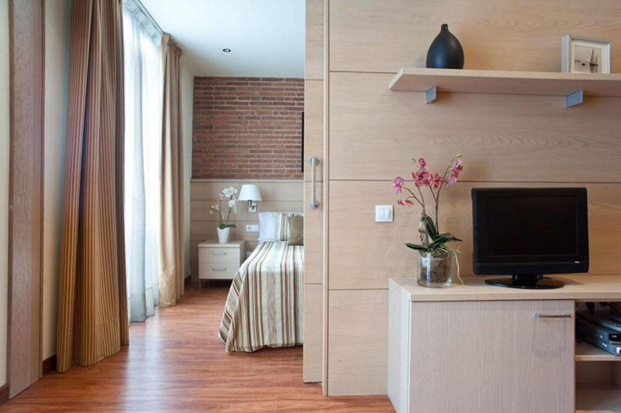 Serennia Cest Apartamentos Arc De Triomf Барселона Экстерьер фото