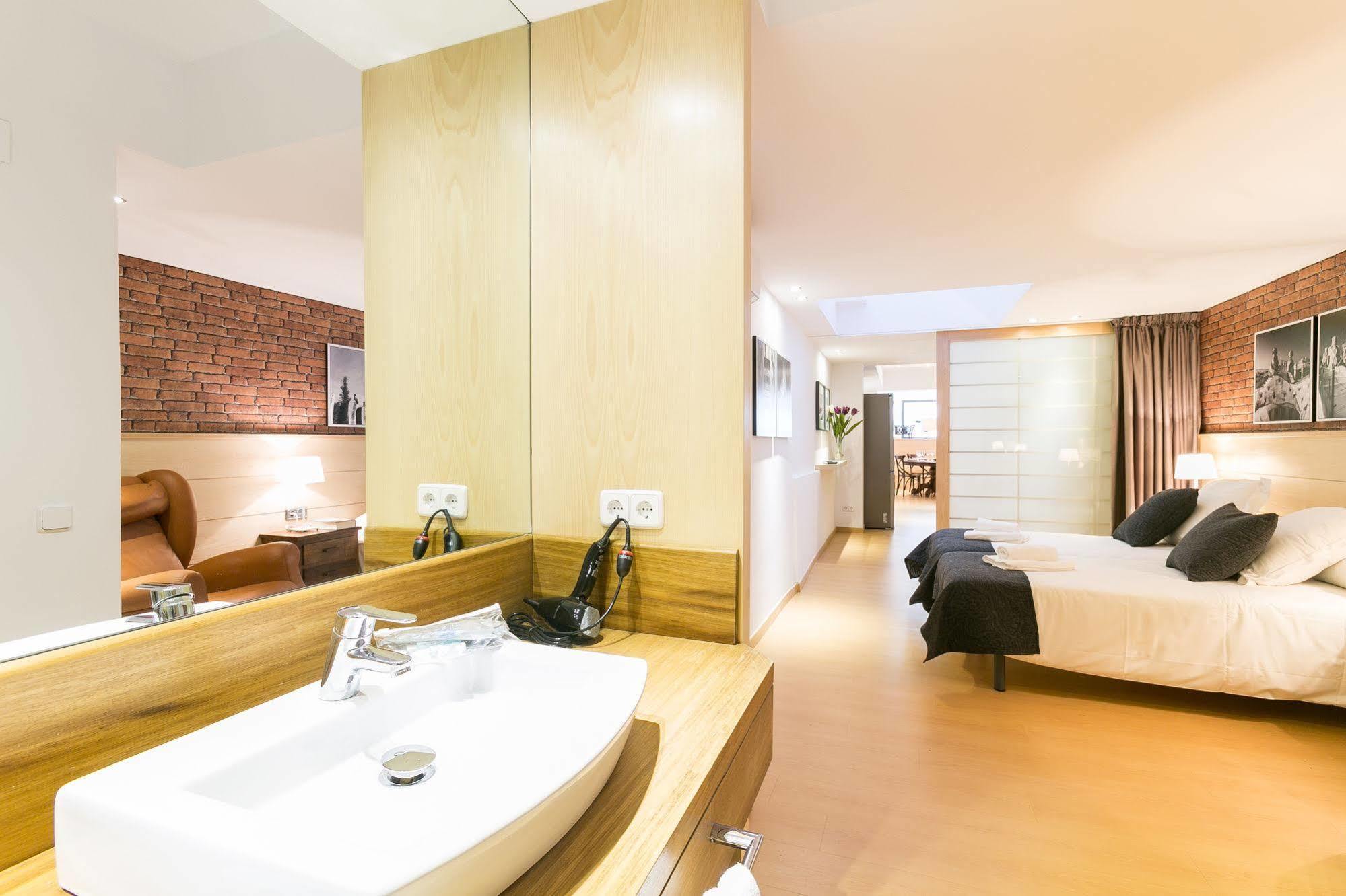 Serennia Cest Apartamentos Arc De Triomf Барселона Экстерьер фото